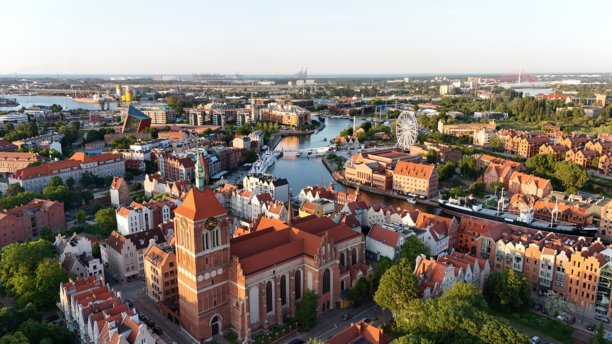 波兰欧洲格但斯克历史旅游中心的航拍照片，夏日的市政厅和大教堂图片下载