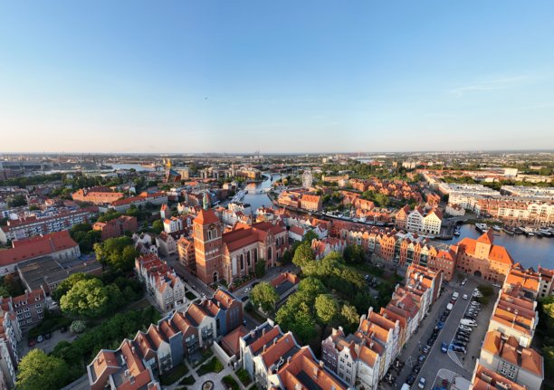波兰欧洲格但斯克历史旅游中心的航拍照片，夏日的市政厅和大教堂图片下载