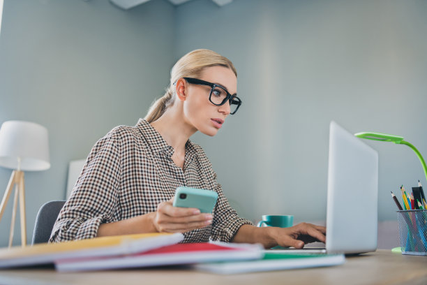 愁眉苦脸的女银行代理人使用现代科技笔记本电脑接收老板通知的照片图片下载