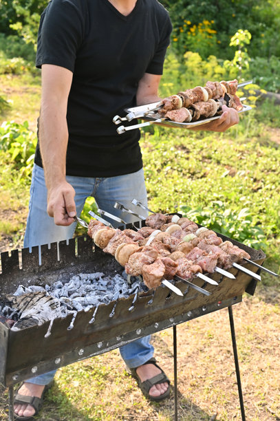 垂直照片展示生肉串在烤架上的摆放。图片下载