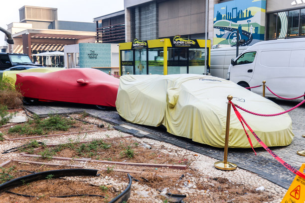 奢华跑车在建筑废料中显得格外昂贵。编辑类图片图片下载