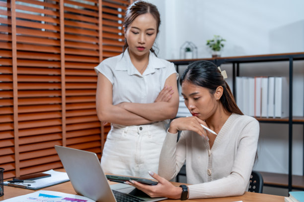 创意规划化妆品营销通常涉及深思熟虑的包装设计。在这张图片中，两位专业人士合作，展示了团队合作在制定有效策略中的重要性。图片下载