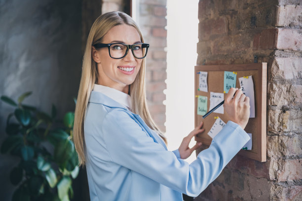 聪明的老板、市场营销人员和秘书助理在现代工作空间的公告板上为初创公司同事们制定计划的照片图片下载