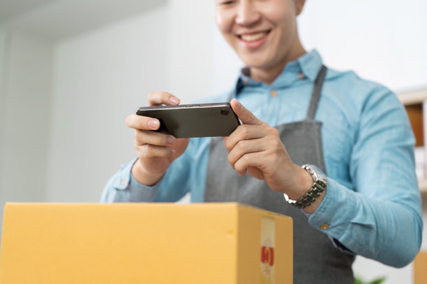 企业家拍摄包裹照片以进行库存管理图片下载