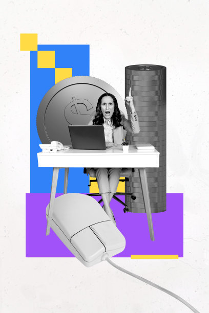 愤怒严厉的女商人在工作场所的桌子上坐着，周围有笔记本电脑、办公用品、美元硬币和鼠标的竖版海报照片拼贴。图片下载