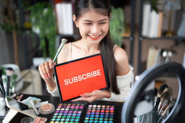 在线营销 美妆博主 亚洲女孩 使用社交媒体进行手机直播 在线观众点赞并订阅她的频道。喜欢 关注者。图片下载