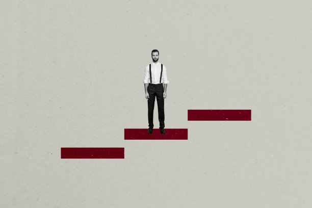 严肃商人站在晋升阶梯上，展示职业成长、领导力和成功目标的合成照片拼贴，背景为涂鸦风格。图片下载