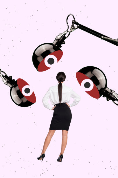 年轻女商人在奇怪的灯泡内站立，背光下的眼睛像是在窥视，背景为涂鸦风格的画面，形成垂直的照片拼贴。图片下载