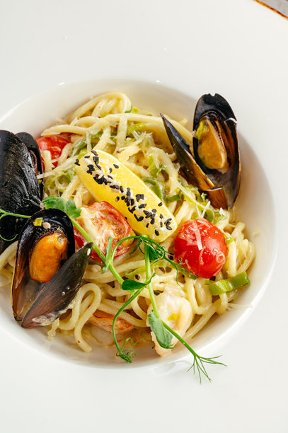 意大利面配贻贝酱和柠檬的特写照片图片下载