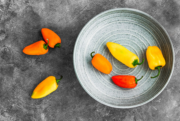 彩色辣椒的俯视平铺照片图片下载