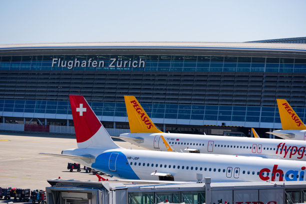 在阳光明媚的春天，高角度俯瞰瑞士苏黎世克洛滕机场的客机。照片拍摄于2025年5月10日，瑞士苏黎世。图片下载