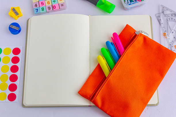 学习用的记事本、笔记本、文具盒、铅笔和钢笔，适合学校的照片背景图片下载