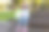 小女孩背着书包，坐在公园长椅上打开笔记本。图片下载