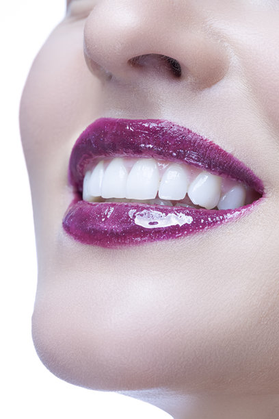 可爱迷人的金发女性嘴唇特写，作为模特女孩，拥有完美清新的肌肤，微笑着展现护肤概念，背景为纯色。图片下载