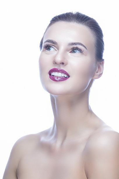 微笑的可爱迷人的金发女性肖像，作为模特女孩，拥有完美清新的肌肤，微笑着展现护肤理念，背景为纯色。图片下载