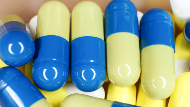 各种未包装药丸整齐地排列在一个盒子里的特写。这张照片象征着医学、治疗、健康和成瘾。图片下载