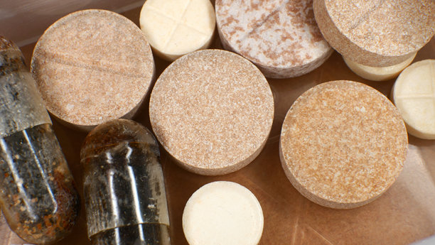 各种未包装药丸整齐地排列在一个盒子里的特写。这张照片象征着医学、治疗、健康和成瘾。图片下载