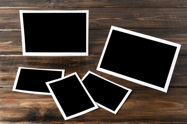 木质背景上的空白相框，适合放置您的照片图片下载
