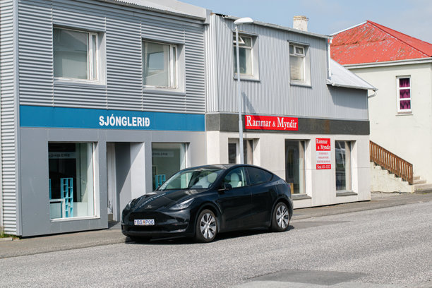 现代电动特斯拉汽车停在阿克雷里城市街道旁图片下载