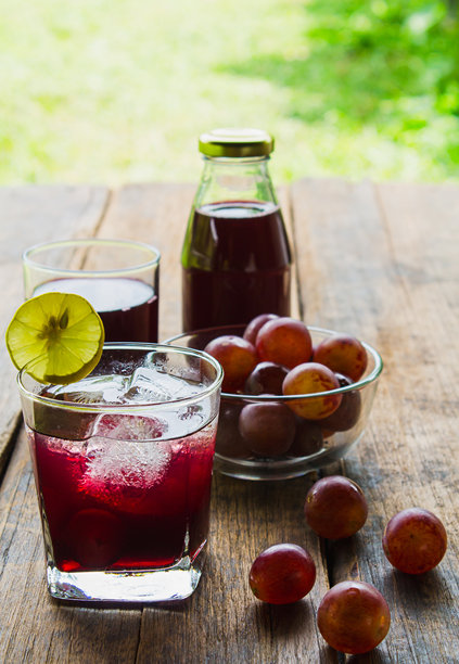 清爽的红葡萄汁，配有柠檬片和冰块，健康又凉爽的饮品。竖版照片图片下载