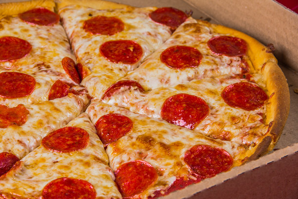 这张令人垂涎的图片展示了一款新鲜的奶酪意大利香肠披萨，切得完美且金黄，非常适合与家人和朋友一起享用的欢乐餐点。图片下载