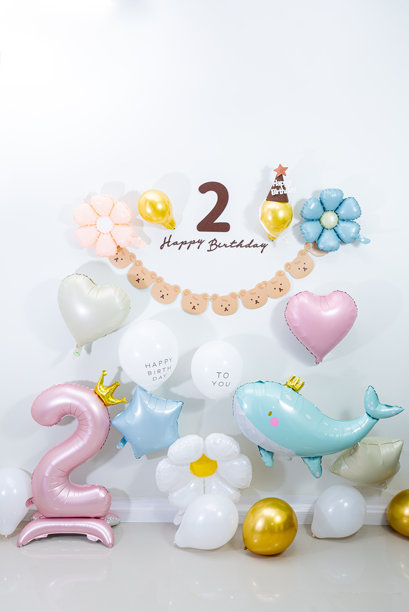 生日气球背景 生日派对装饰，白色背景上的照片区，五彩气球和带心形的木凳，供孩子们拍照用，生日派对区域图片下载