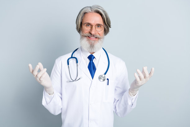 成熟的医生在灰色背景下穿着无菌安全的乳胶手套进行心脏外科手术的照片图片下载