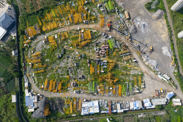 建筑工地上堆放的脚手架材料的航拍照片图片下载