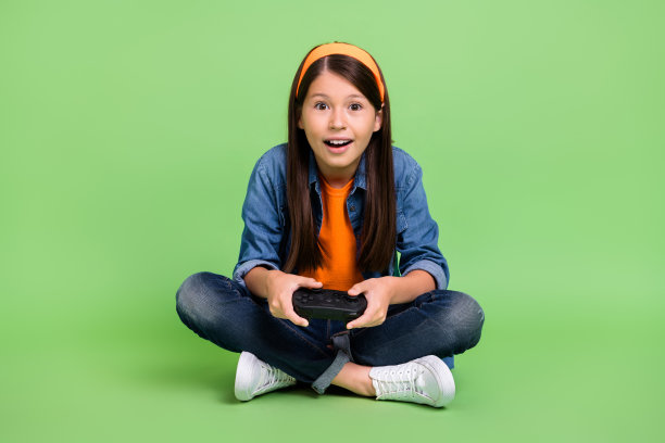 穿着衬衫、牛仔裤、发带和运动鞋的小女孩全身照，表情惊讶，背景为绿色。图片下载