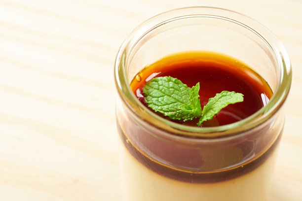 玻璃容器中的奶油布丁 - 西方甜点的图片图片下载