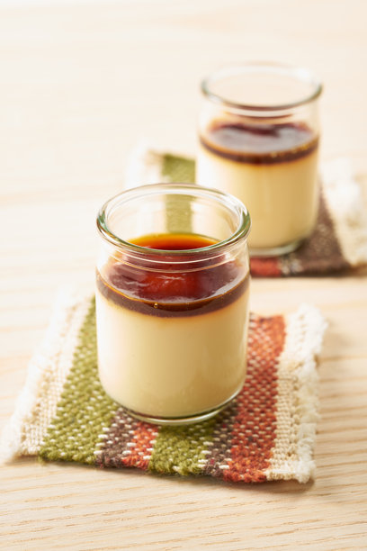 玻璃容器中的奶油布丁 - 西方甜点的图片图片下载