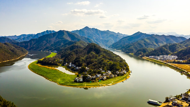 新安江风景画廊空中摄影，油菜花田，徽州风格建筑，神都码头，神都镇，歙县，黄山，安徽省，中国，亚洲。图片下载