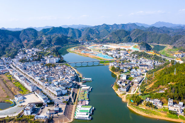 新安江风景画廊空中摄影，油菜花田，徽州风格建筑，神都码头，神都镇，歙县，黄山，安徽省，中国，亚洲。图片下载