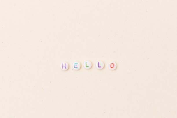 用白色圆珠和彩色字母制作的“你好”字样。图片下载