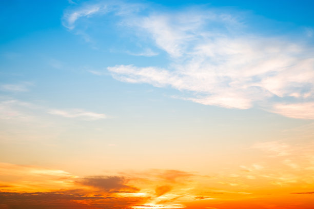 美丽奢华的柔和渐变橙金色云彩和阳光映衬在蓝天上，完美适合作为背景，拍摄于黄昏时分，清晨，超大尺寸，高分辨率的风景照片图片下载