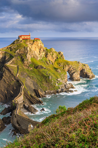 西班牙加斯特尔乌特克的圣胡安教堂的垂直照片。图片下载
