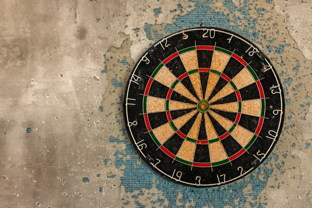旧飞镖盘与磨损墙面，适合体育酒吧的室内风格图片下载