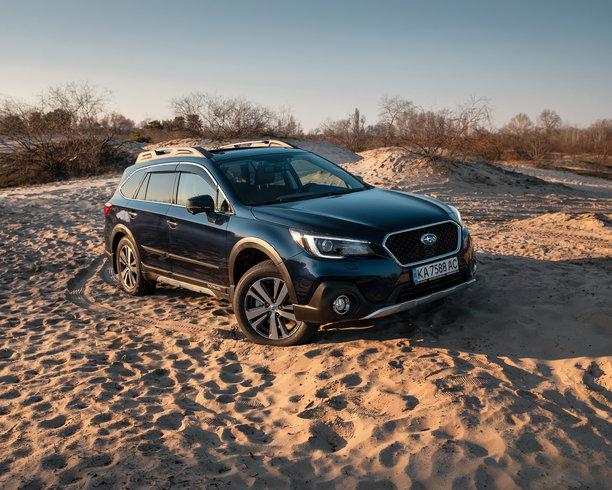 沙漠中的蓝色斯巴鲁越野车。图片下载