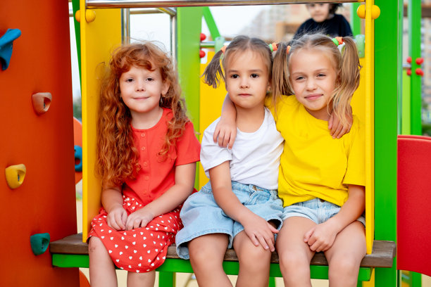 孩子们在游乐场玩耍，享受夏天的乐趣，这是一张明亮的夏季儿童假期照片，三个小女孩朋友在公园里欢笑玩耍。图片下载