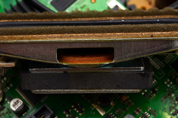 带有电子元件的印刷电路板特写，适用于现代技术、工程和生产发展的项目照片。图片下载