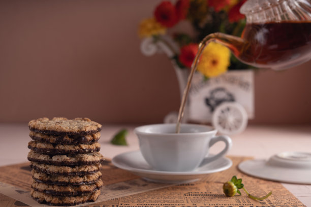 饼干、茶、杯子、照片、茶碟、茶壶、背景、装饰元素、推车、花朵、时光、环境、堆叠、左侧、件、复古、倒、茶杯、美学、放松、盘子、饮料、饮品、摆放图片下载