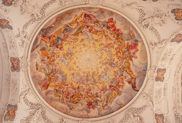 巴伐利亚特根湖天主教堂穹顶天花板上的天使壁画。照片拍摄于2025年3月5日。图片下载