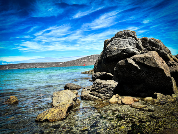 南非的度假胜地，拥有白色沙滩、暴风雨般的蓝天和美丽的海水。自然风光照片。图片下载