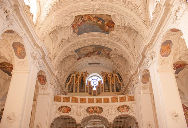 巴伐利亚特根湖天主教大教堂的巴洛克风格教堂内部，装饰华丽的管风琴和精美的天花板壁画，照片拍摄于2025年3月5日。图片下载