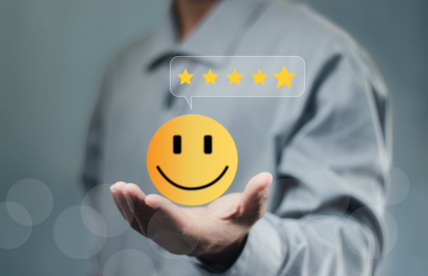 客户评价良好评分概念，带有微笑脸图标和五颗星反馈等级的客户评价，积极的客户反馈推荐。图片下载