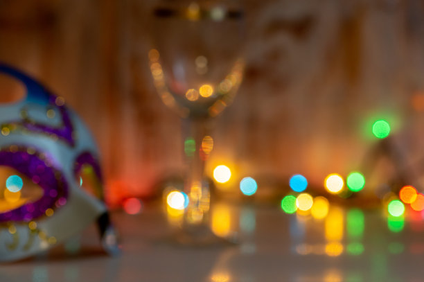 新年夜面具与圣诞彩灯背景，库存照片。新年派对静物图片图片下载