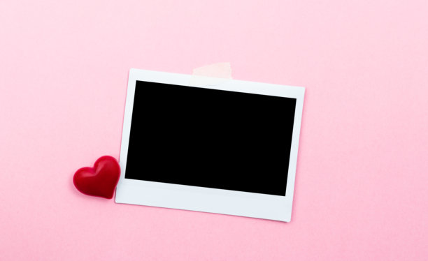 空白的即时照片，上面有一个红色的心形图案图片下载