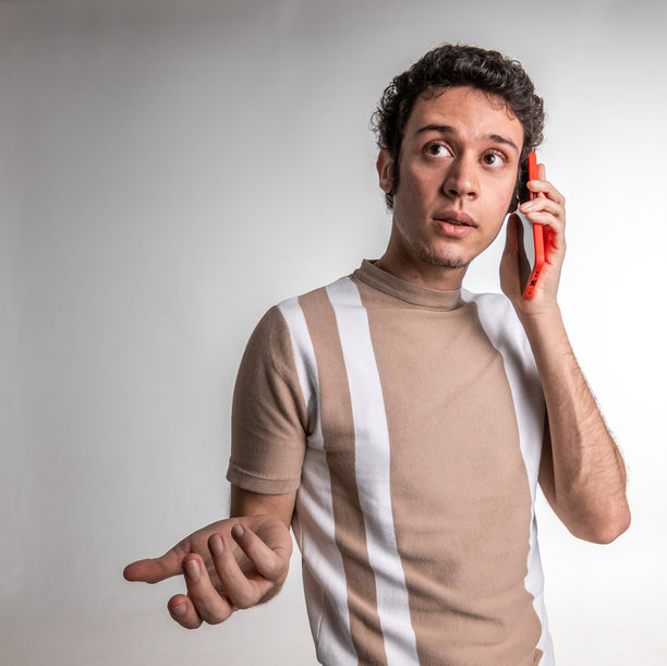 惊讶的男孩在打电话的竖版照片图片下载