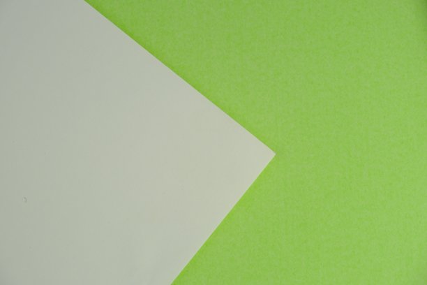 从上方俯视五彩缤纷的学校用品，背景为鲜艳的黄色。这张图片展示了彩色铅笔、笔记本、剪刀、橡皮擦和回形针，体现了开学的概念，并留有文字空间。图片下载