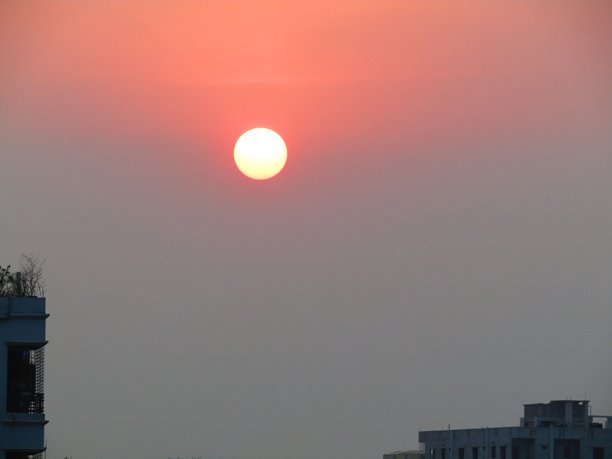 天空中的日落，红色和橙色，特写照片图片下载